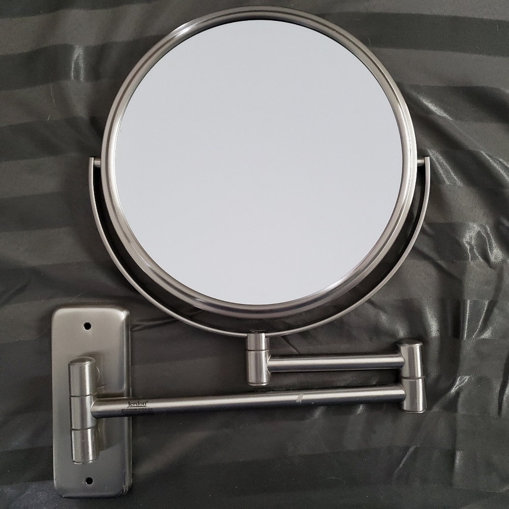 Magnifying mirror
